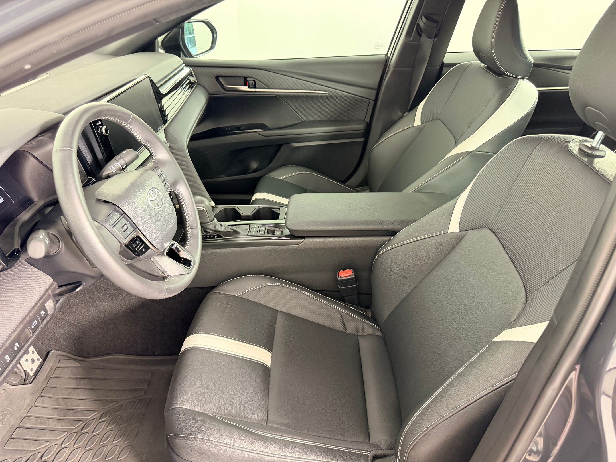 Used 2026 Toyota Camry SE w/ Multimedia Upgrade Package FWD image 5
