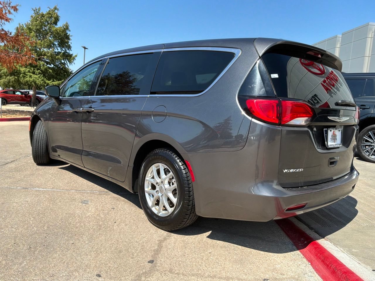Used 2023 Chrysler Voyager LX FWD image 8