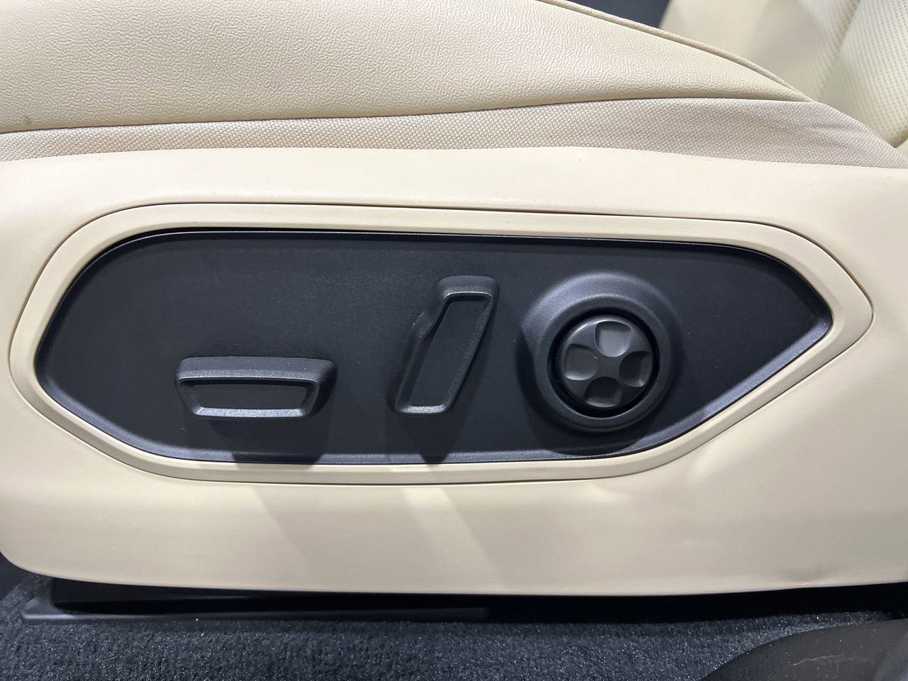 New 2025 Jeep Grand Cherokee Limited w/ Luxury Tech Group II image 21