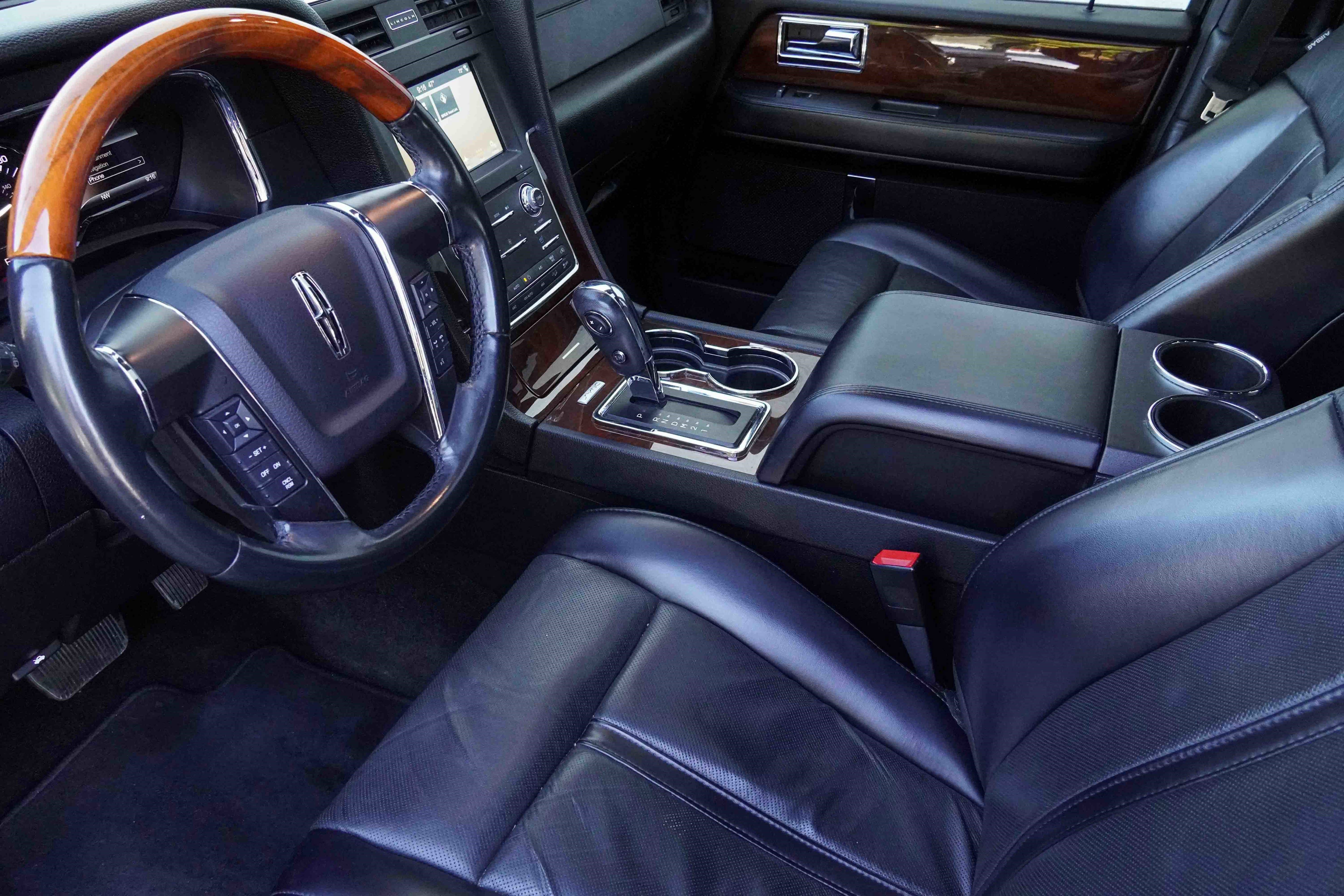 Used 2017 Lincoln Navigator Select image 9