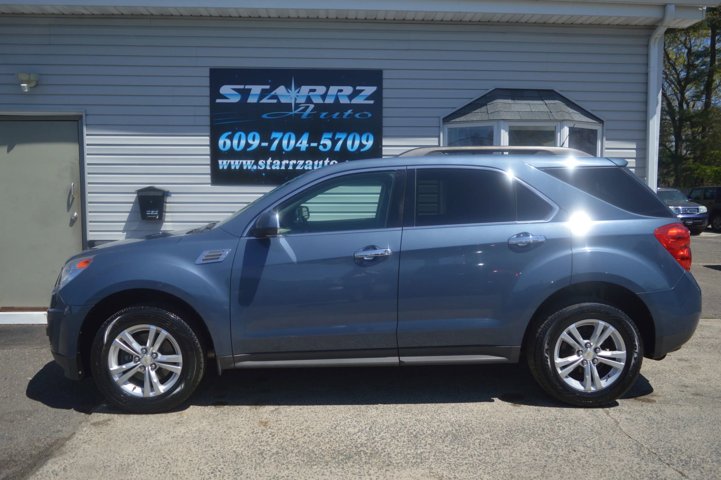 Used 2011 Chevrolet Equinox LT w/ Driver Convenience Package FWD image 2