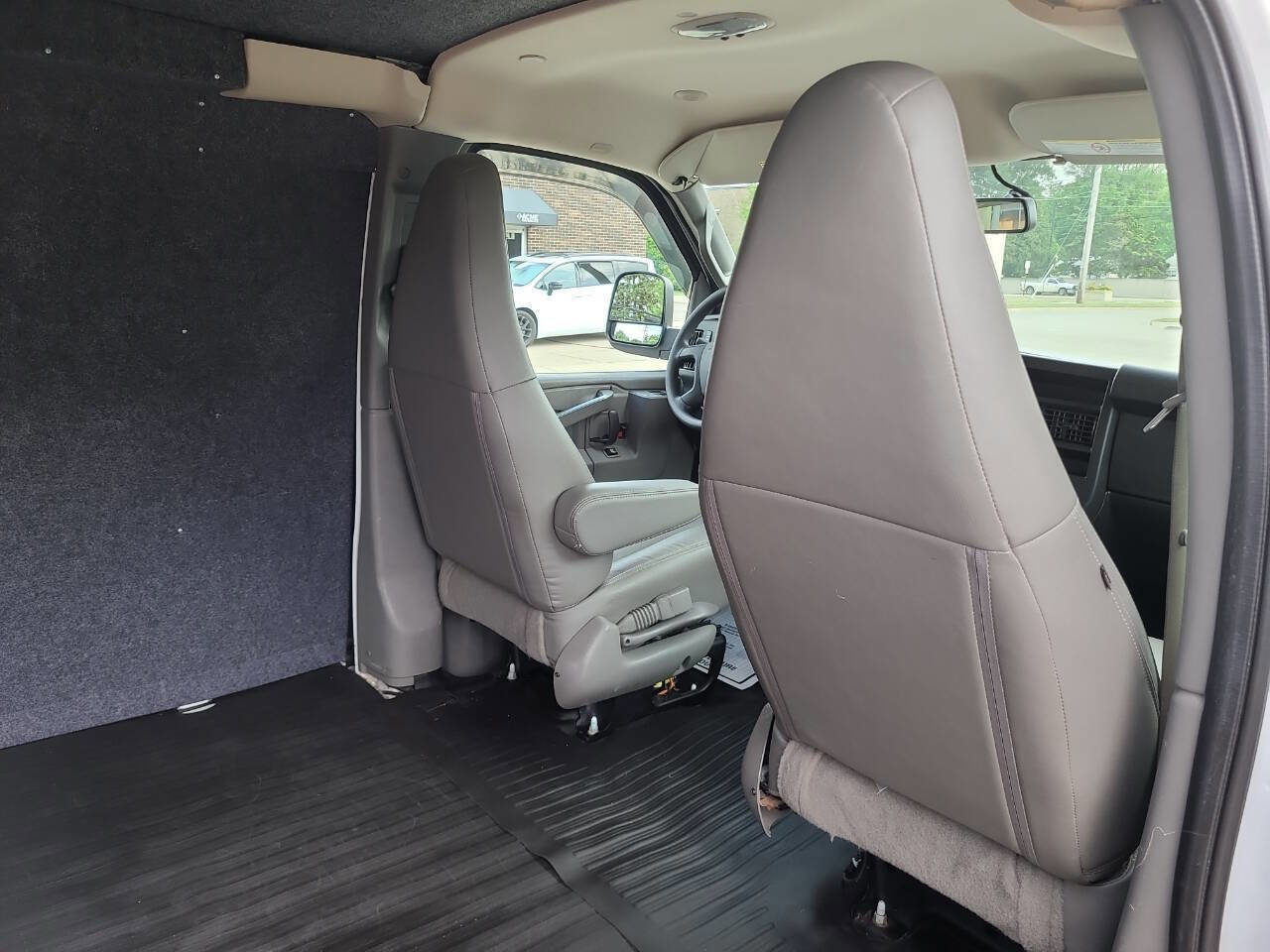 Used 2018 Chevrolet Express 2500 2500 3dr Extended Cargo Van image 25