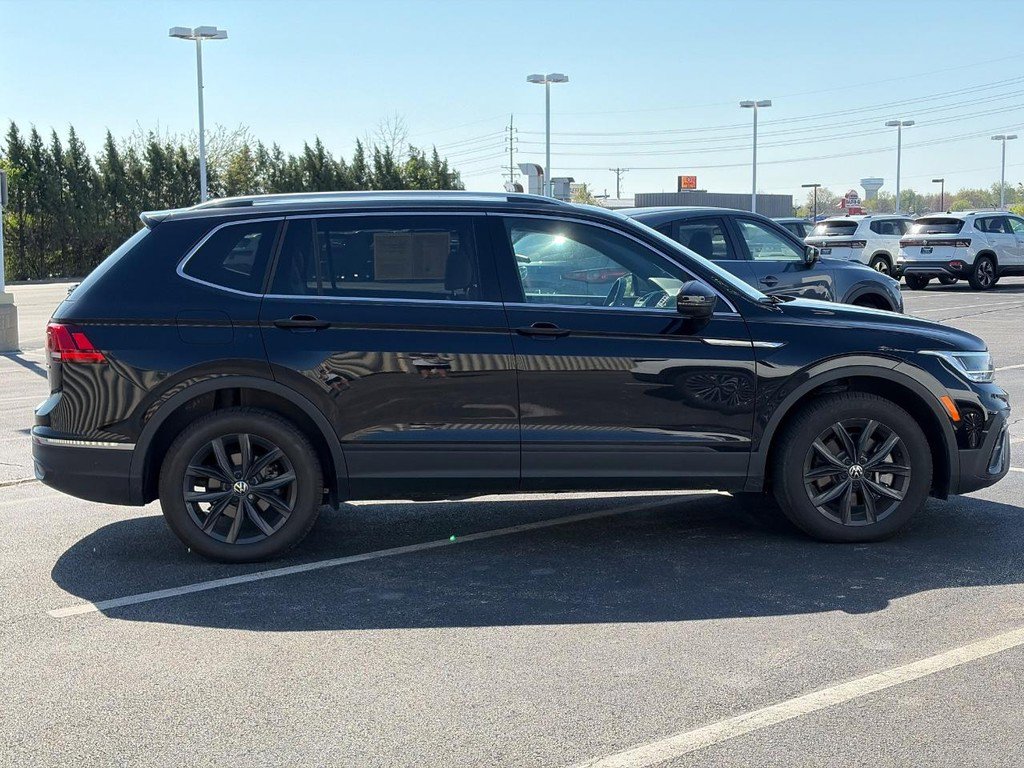 Used 2024 Volkswagen Tiguan SE w/ Panoramic Sunroof Package image 3