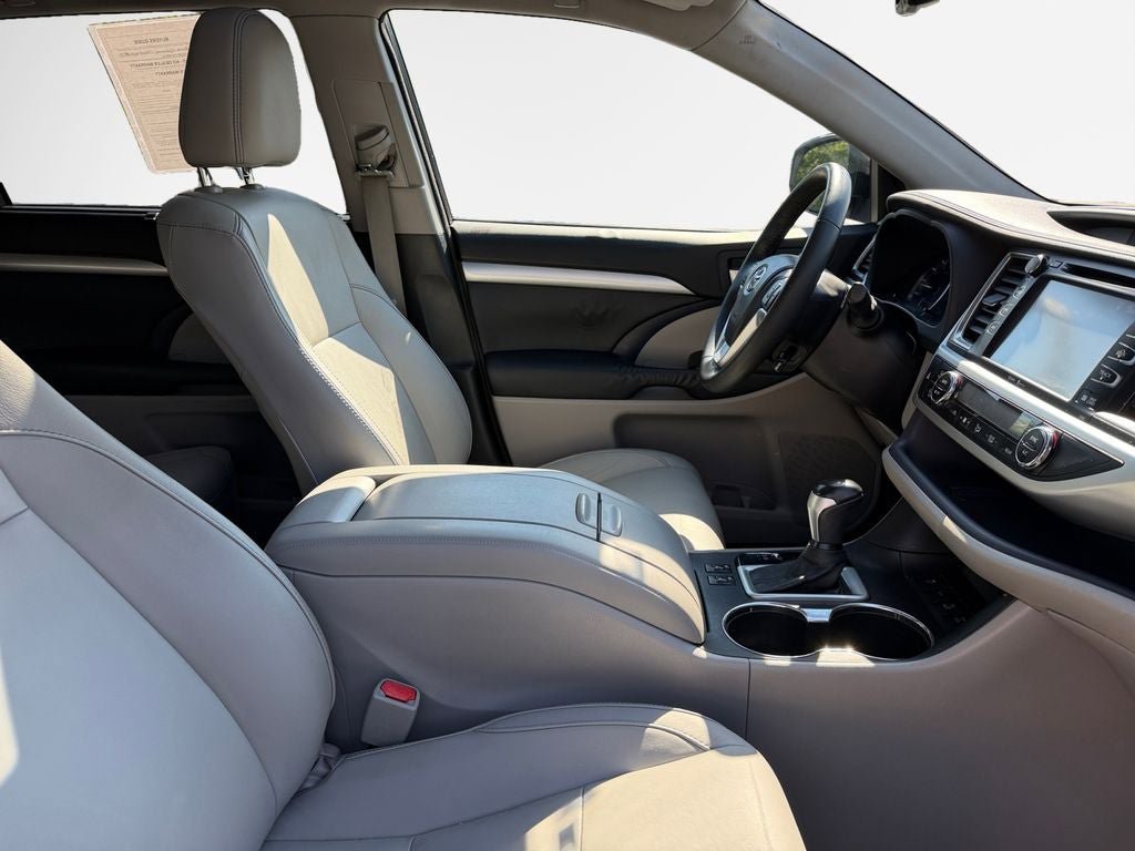 Used 2014 Toyota Highlander XLE AWD/4WD image 29