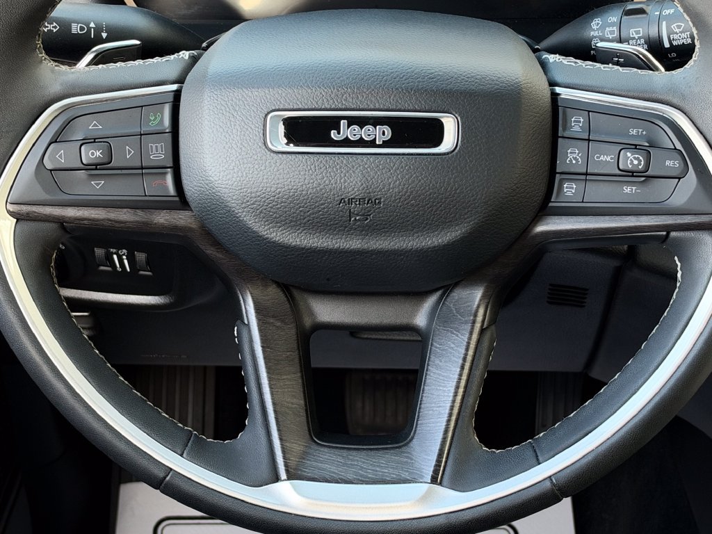 Used 2023 Jeep Grand Cherokee Limited w/ Black Appearance Package AWD/4WD image 21
