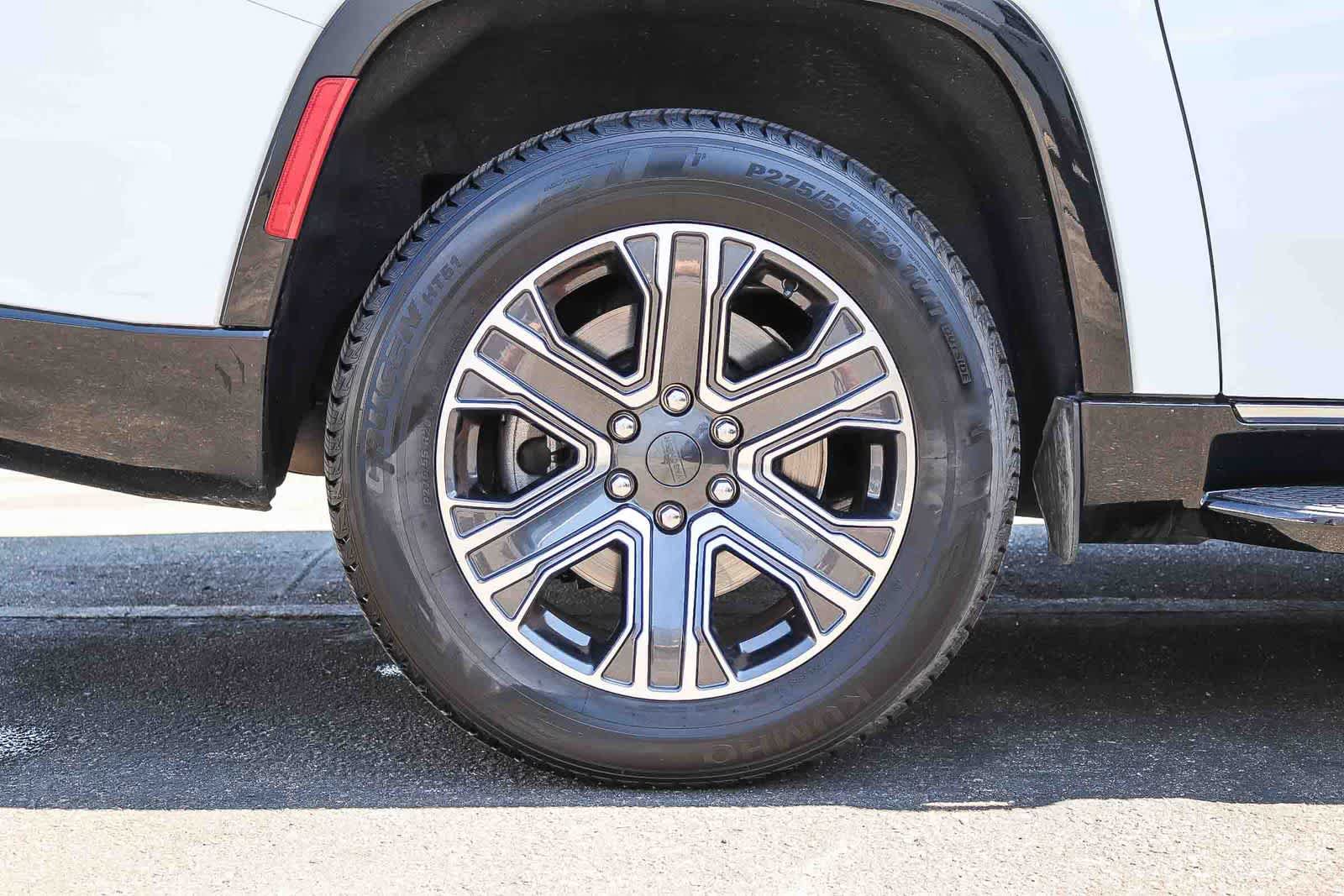 Used 2024 Jeep Wagoneer L Series II RWD image 11