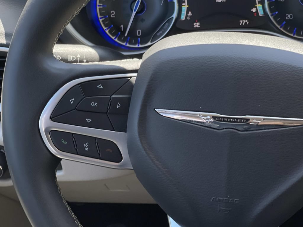 Used 2024 Chrysler Pacifica Touring-L FWD image 9