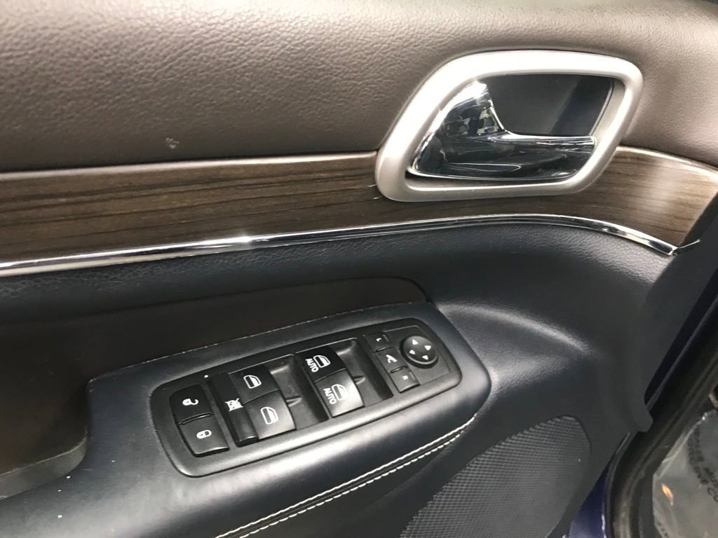 Used 2017 Jeep Grand Cherokee Overland w/ Jeep Active Safety Group image 10