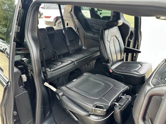 Used 2025 Chrysler Pacifica Limited FWD image 15