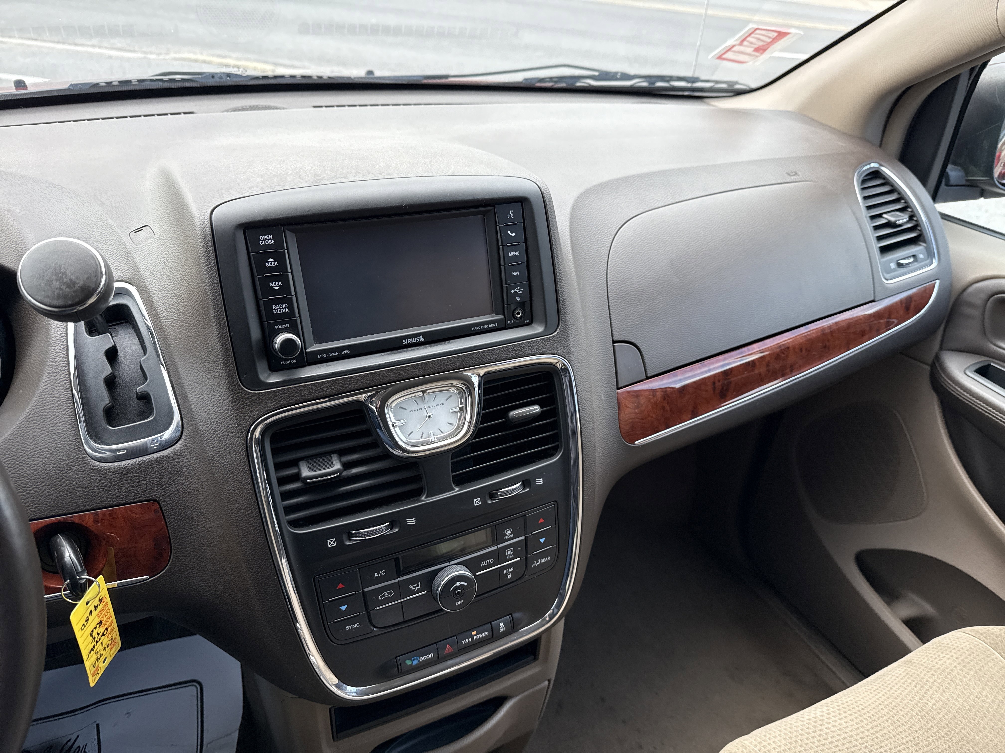 Used 2013 Chrysler Town & Country Touring image 23