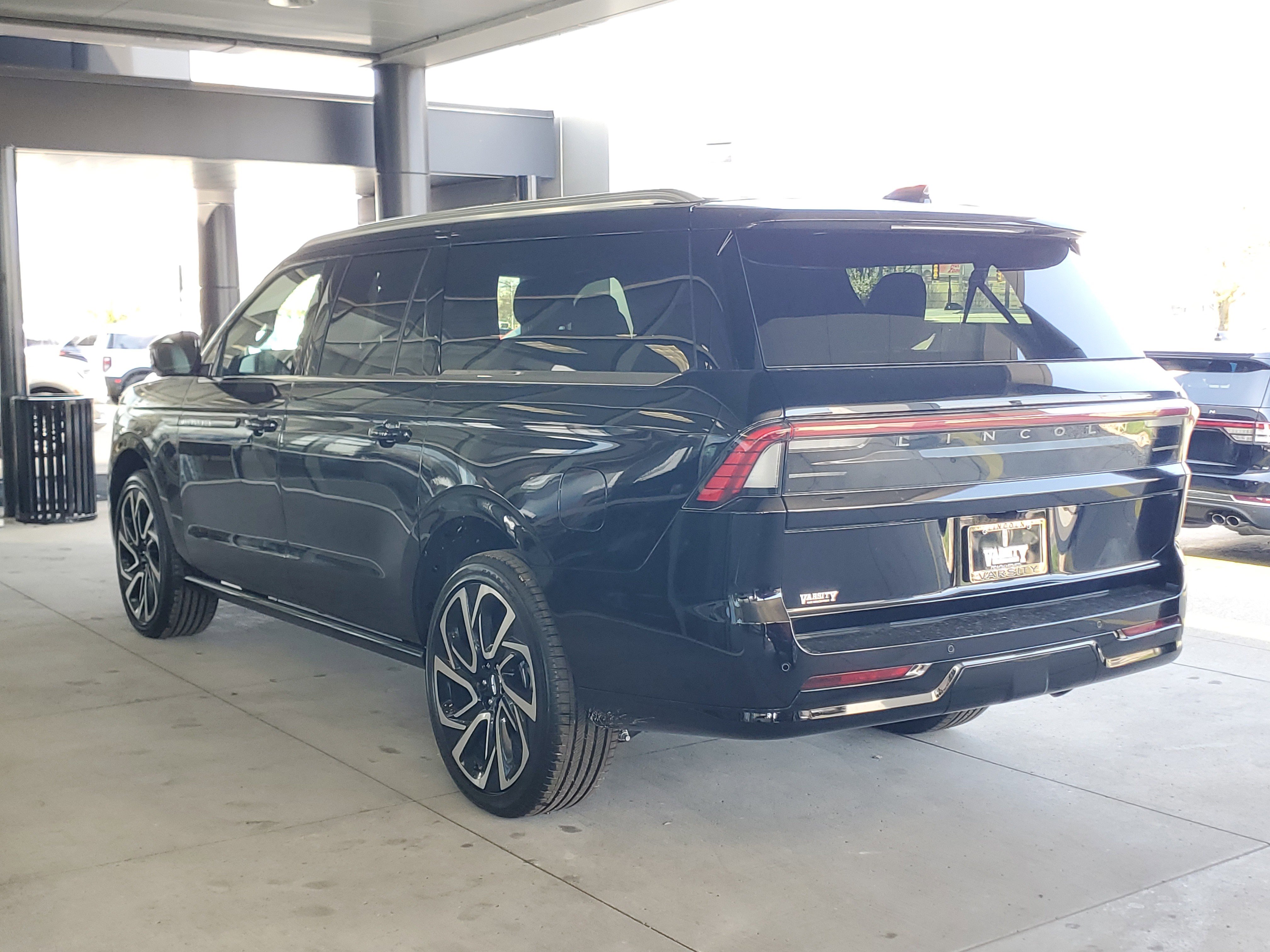 New 2026 Lincoln Navigator L Black Label AWD/4WD image 3