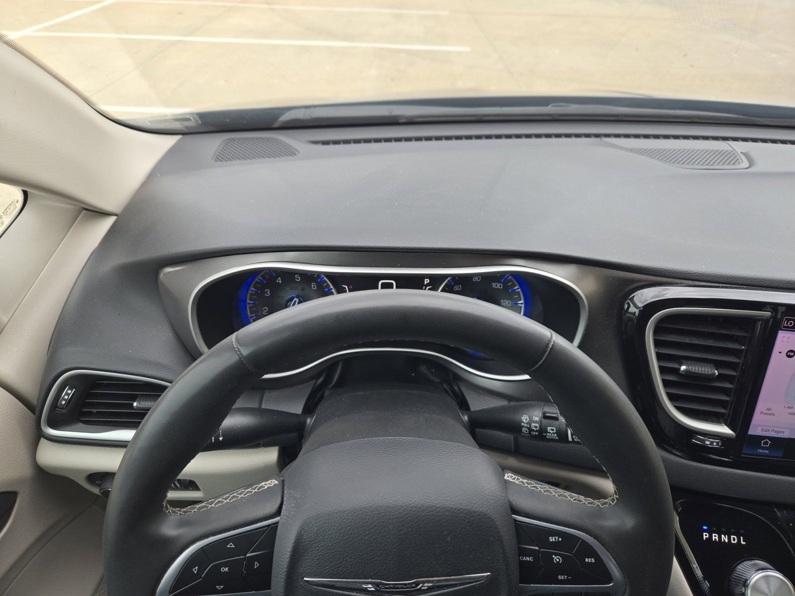 Used 2024 Chrysler Pacifica Touring-L FWD image 18