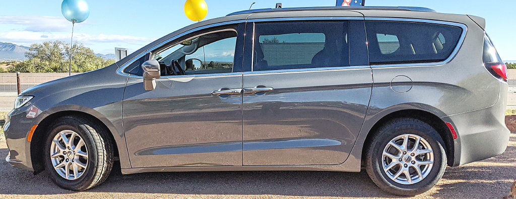 Used 2021 Chrysler Pacifica Touring-L FWD image 4