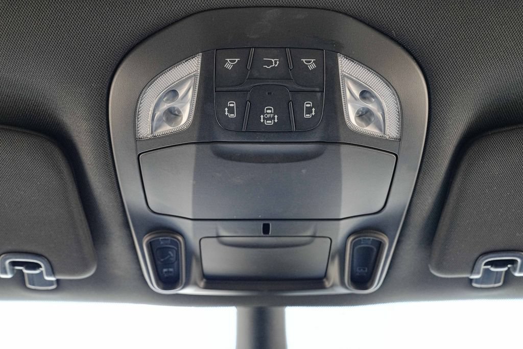 Used 2025 Chrysler Pacifica Limited FWD image 36