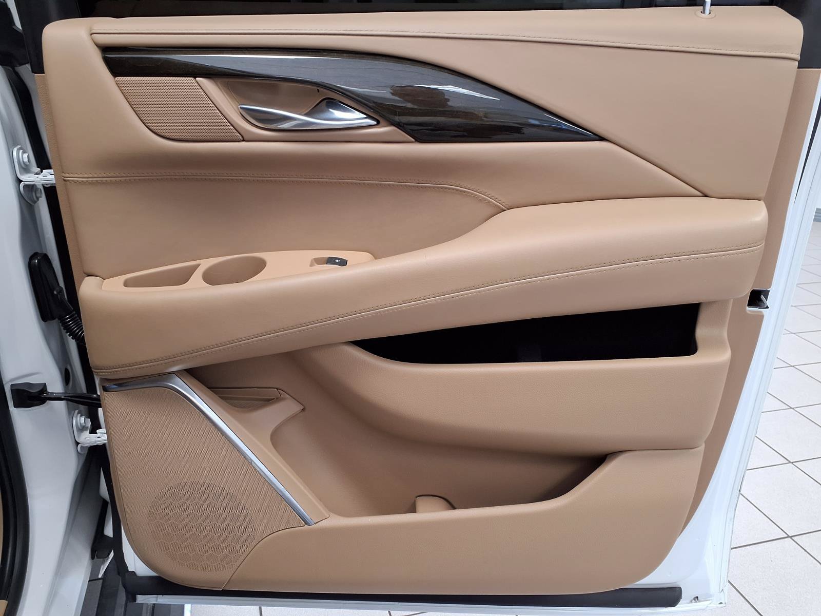 Used 2019 Cadillac Escalade ESV Platinum AWD/4WD image 13