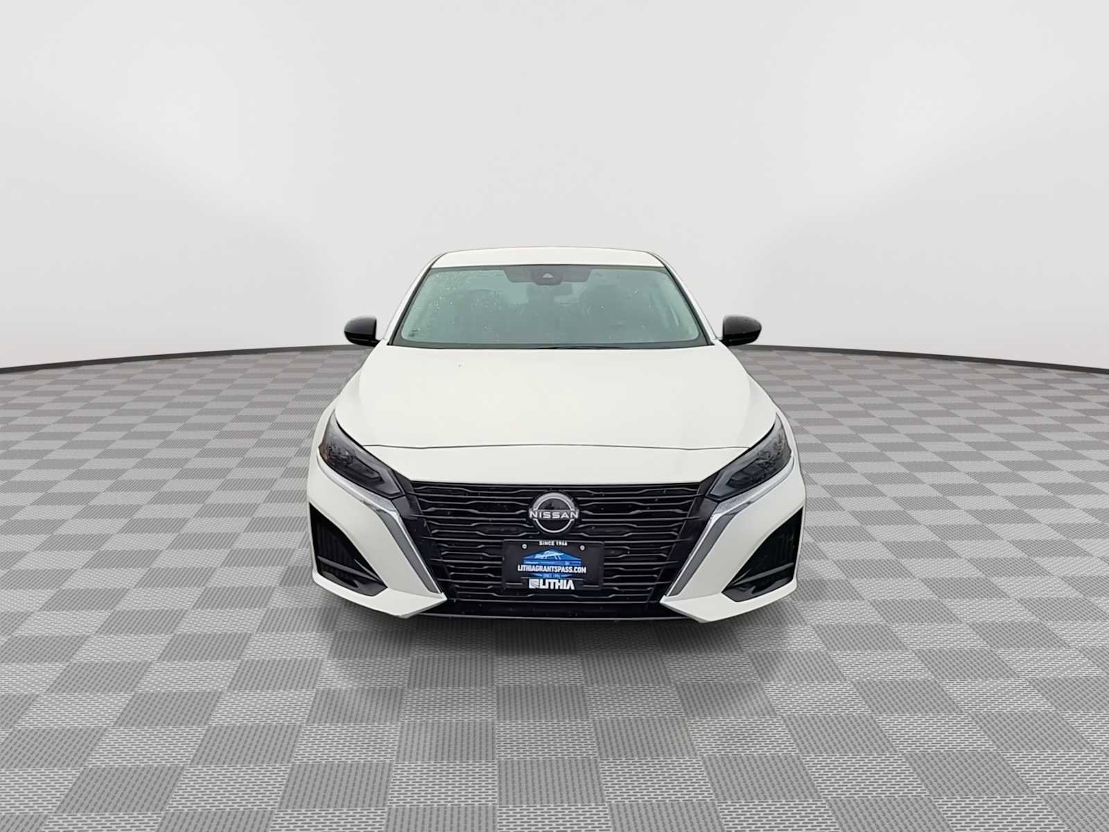 Used 2025 Nissan Altima 2.5 SV FWD image 3