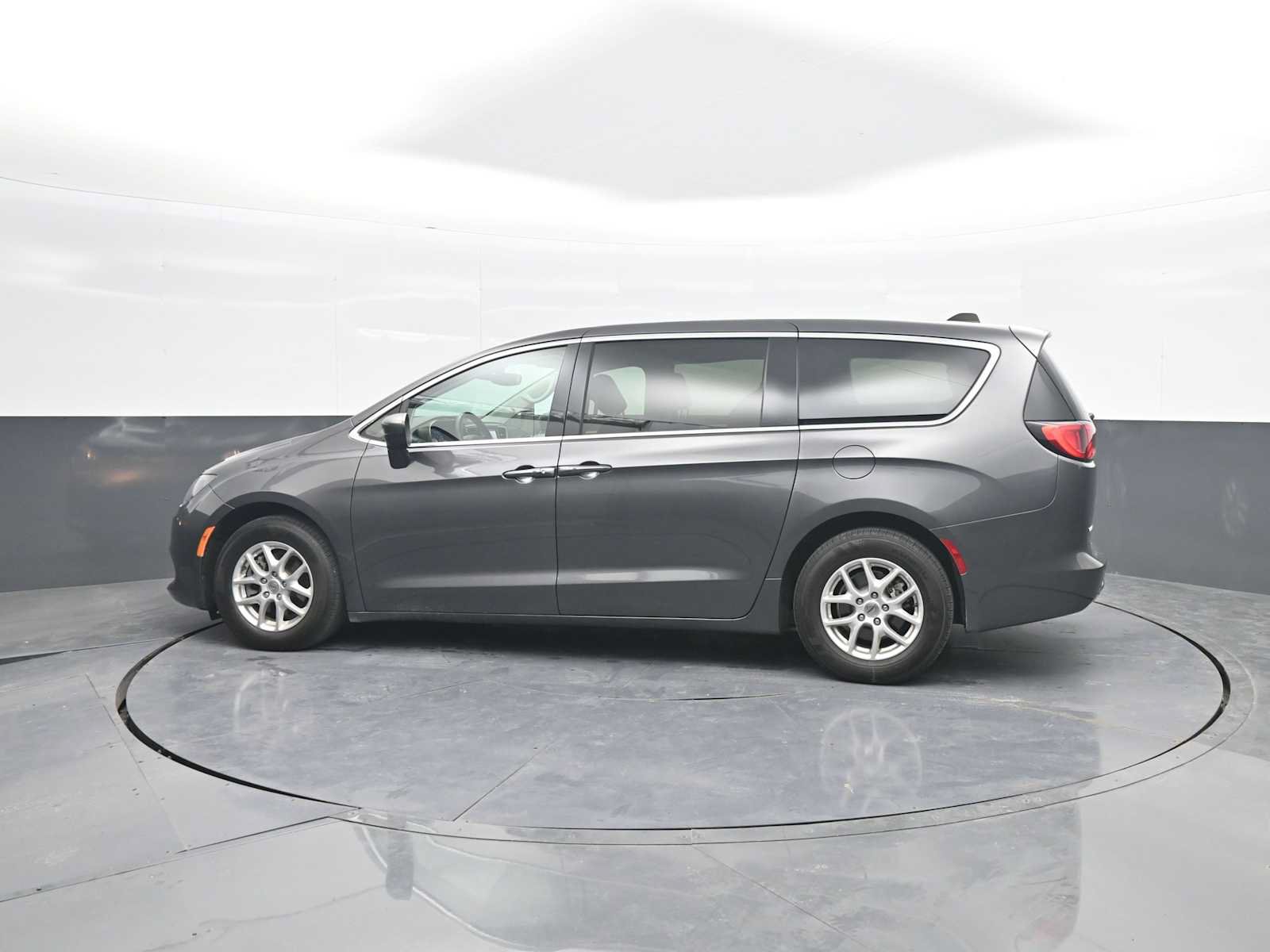 Used 2023 Chrysler Voyager LX FWD image 5