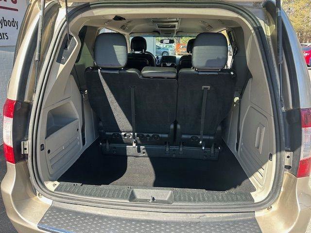 Used 2013 Chrysler Town & Country Touring image 14
