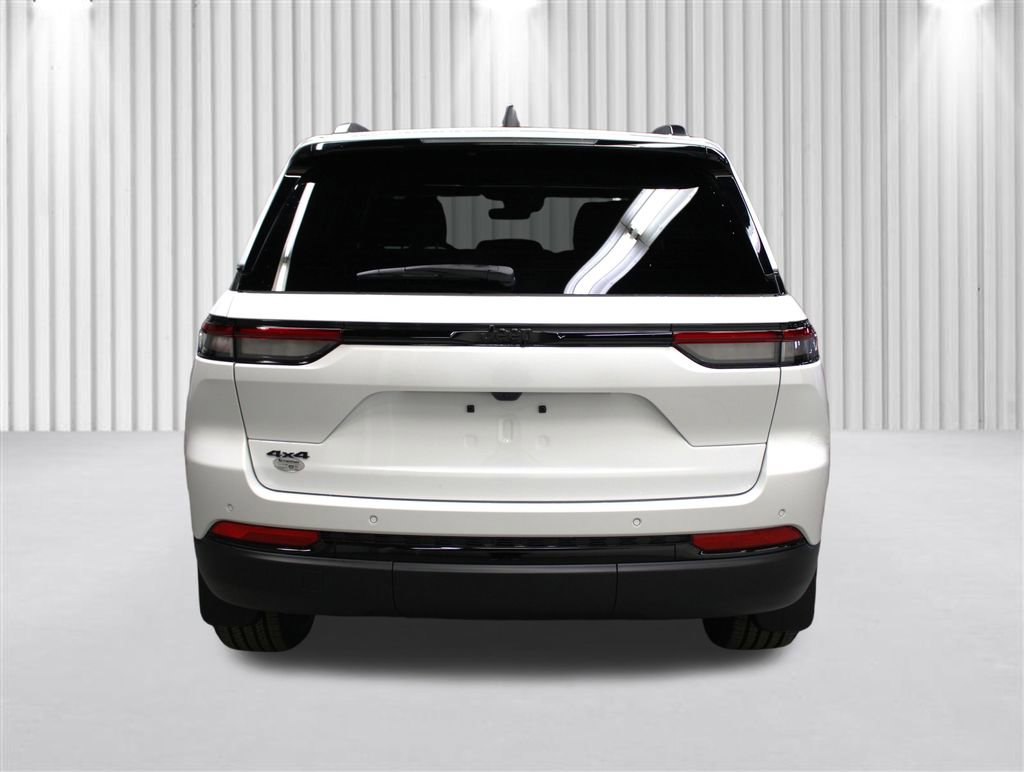 New 2025 Jeep Grand Cherokee Altitude image 4