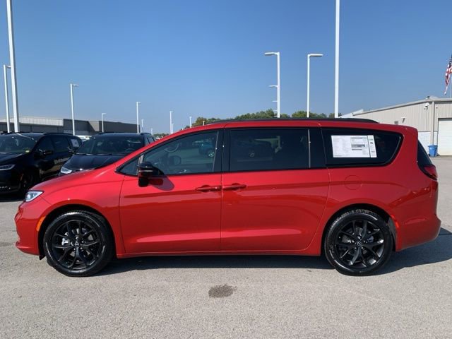 New 2026 Chrysler Pacifica Limited w/ S Appearance Package image 4
