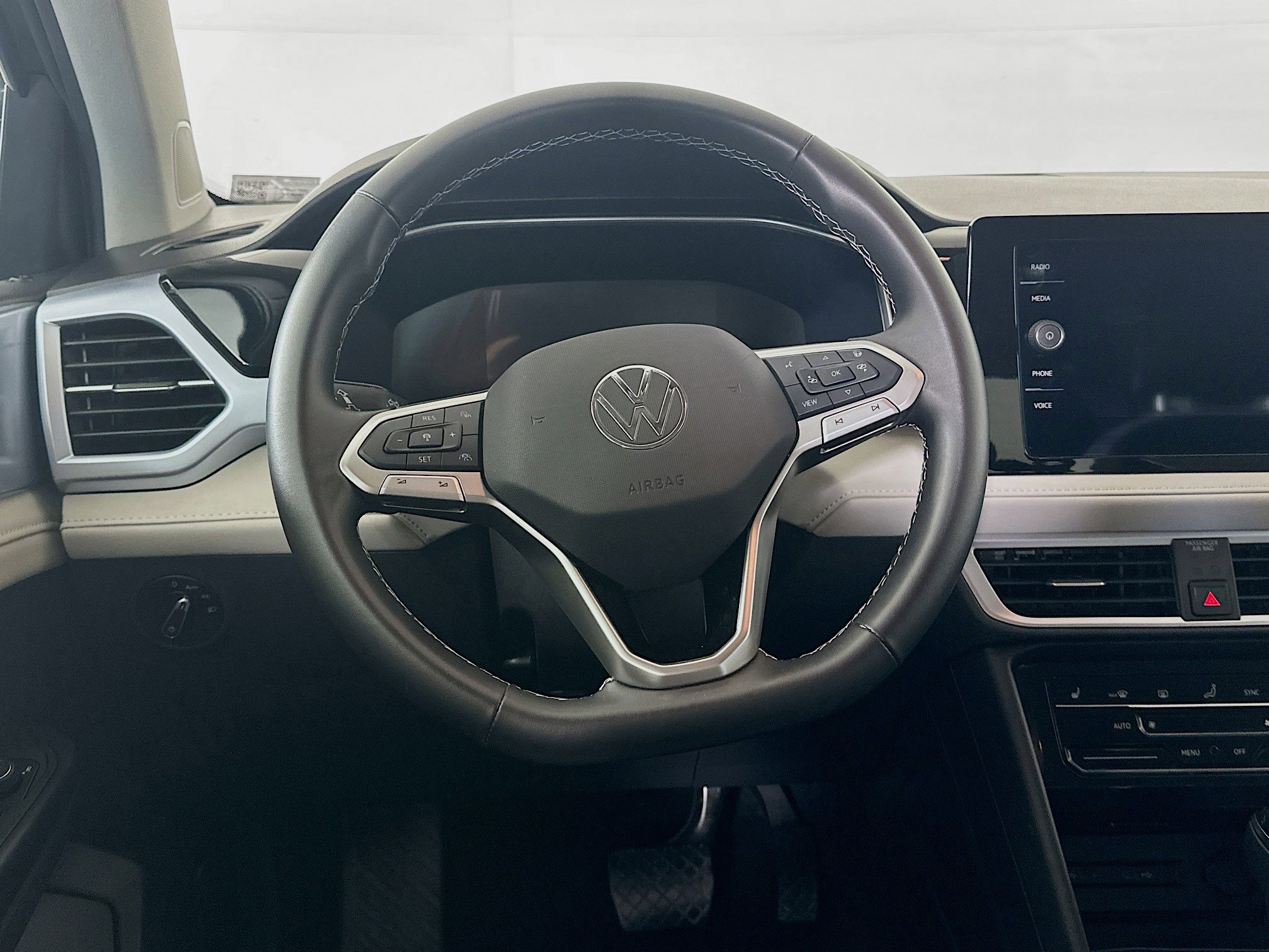 Used 2025 Volkswagen Taos SE AWD/4WD image 18