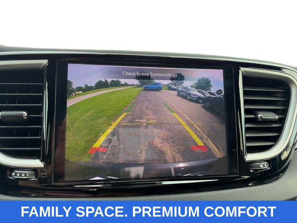 Used 2025 Chrysler Pacifica Select FWD image 17