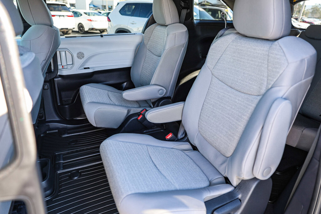 Certified 2026 Toyota Sienna LE image 9