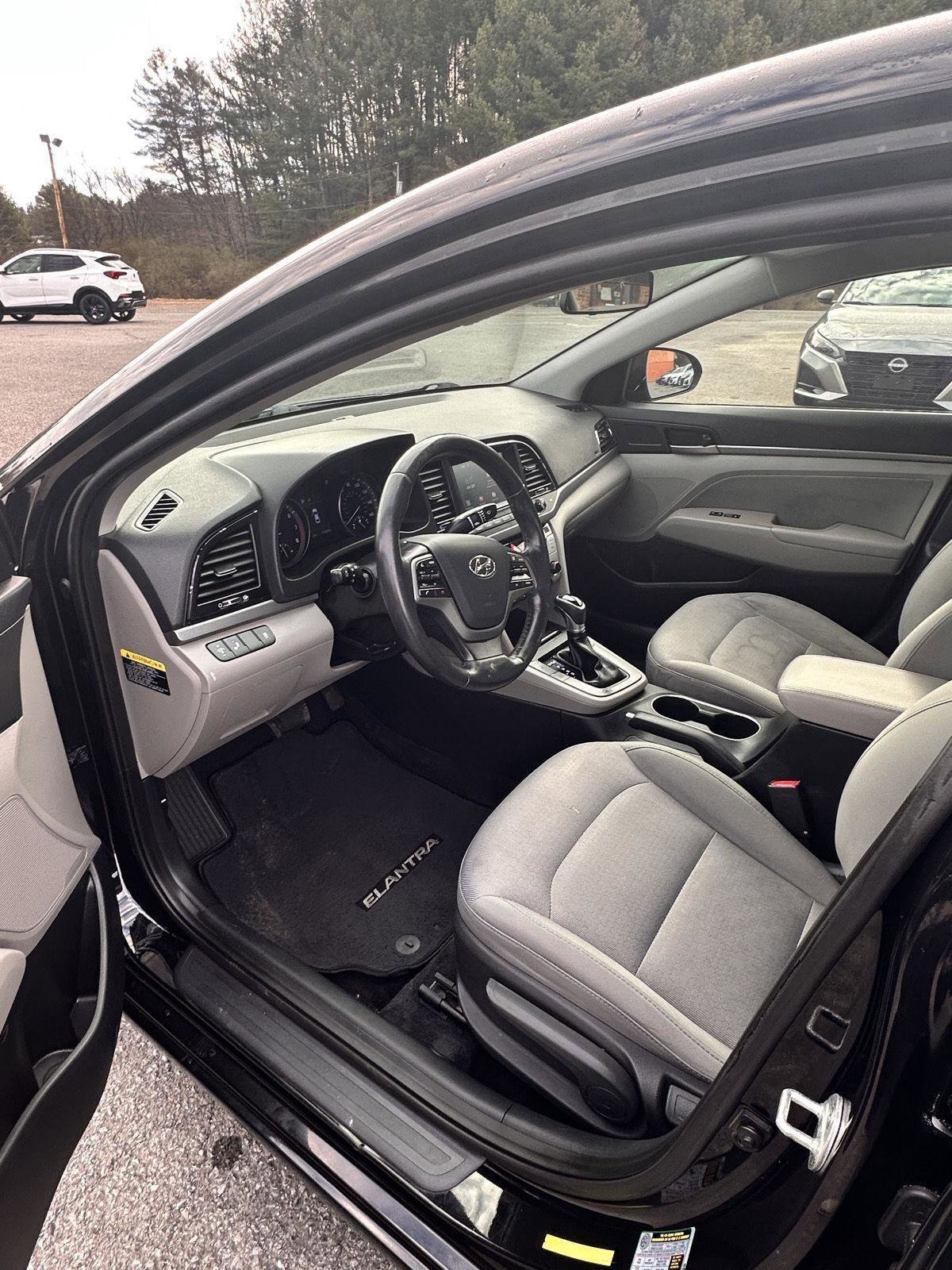 Used 2017 Hyundai Elantra SE w/ SE A/T Tech Package 03 image 8