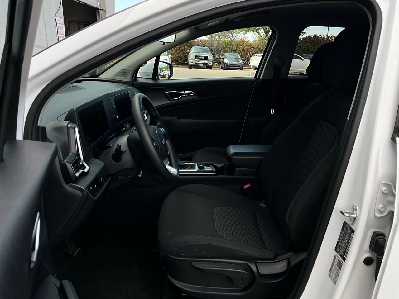 Used 2025 Kia Sportage LX image 10