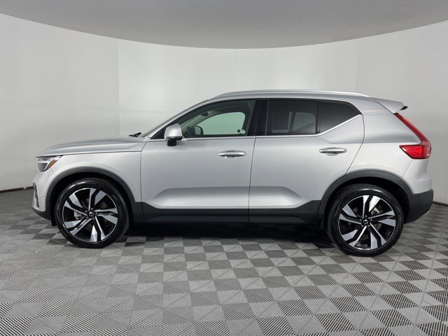 Used 2023 Volvo XC40 B5 Plus w/ Driver Assist Package AWD/4WD image 4