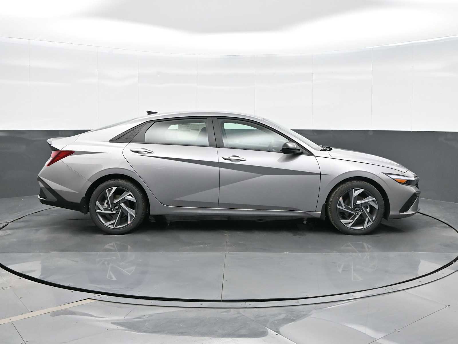 Certified 2025 Hyundai Elantra Sport image 9