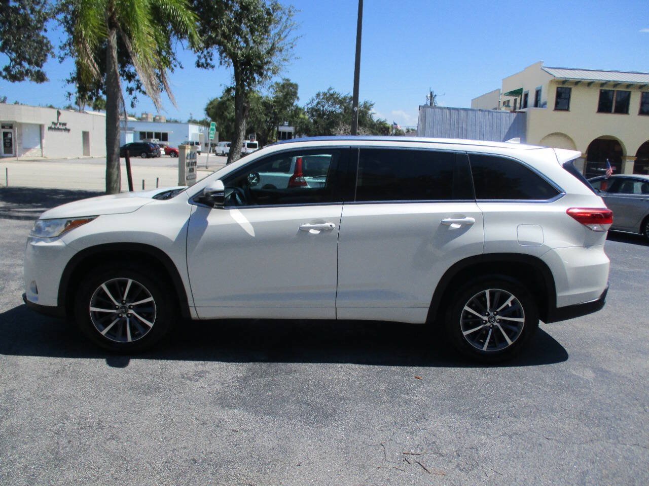 Used 2017 Toyota Highlander XLE FWD image 5