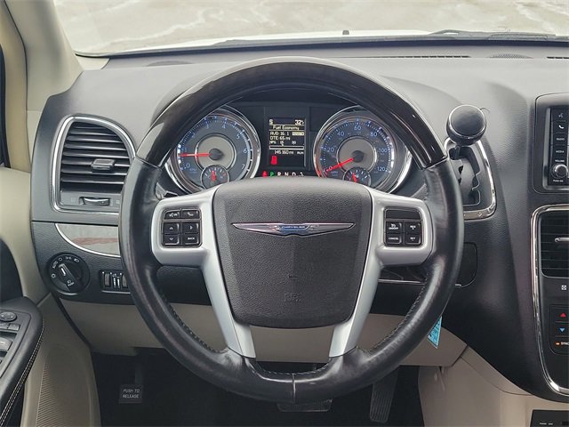 Used 2014 Chrysler Town & Country Limited image 12