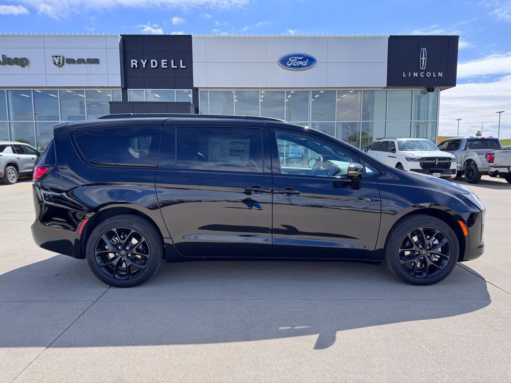 New 2027 Chrysler Pacifica Limited w/ Family Tech Group AWD/4WD image 2