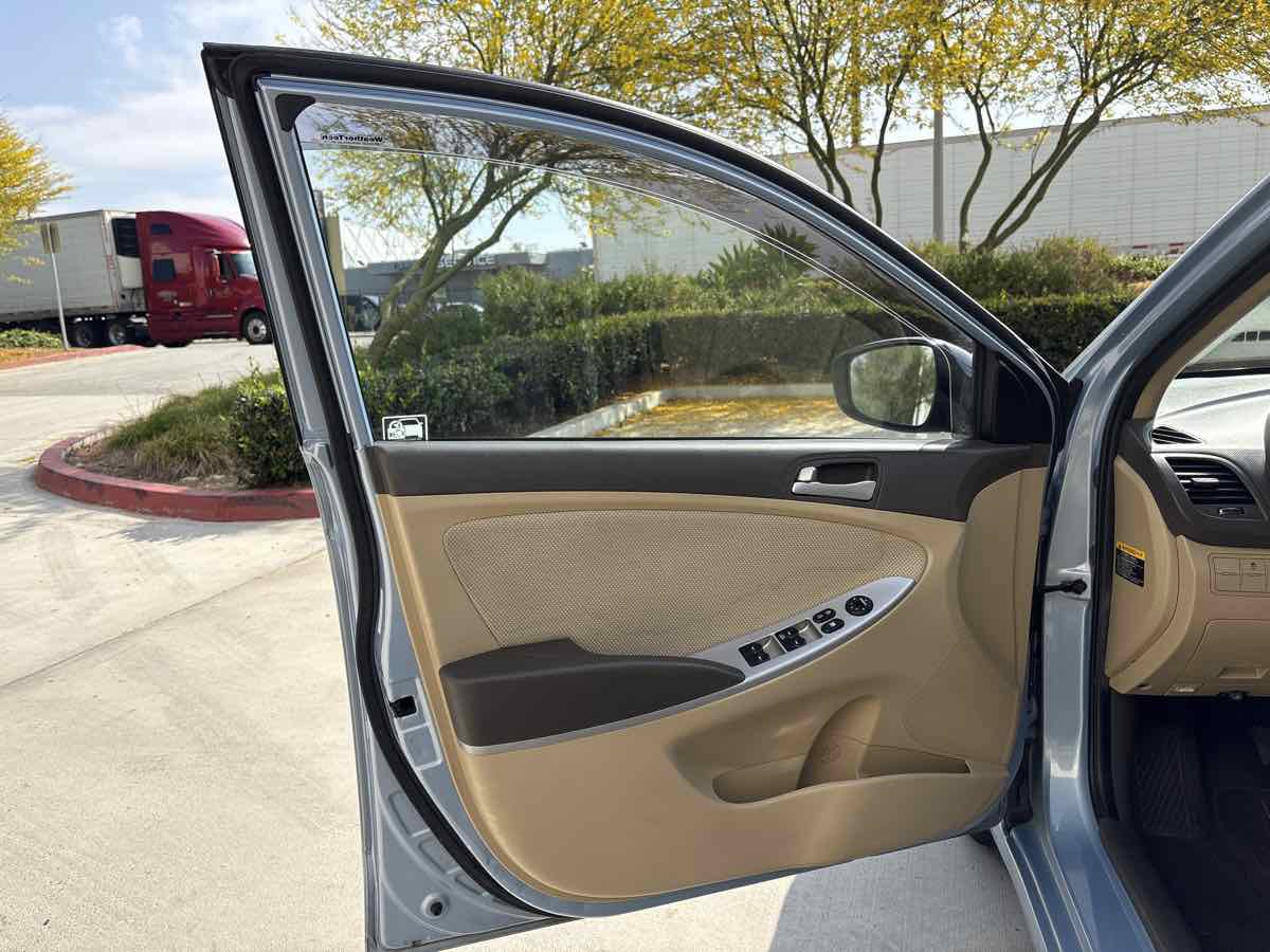 Used 2013 Hyundai Accent GLS FWD image 18