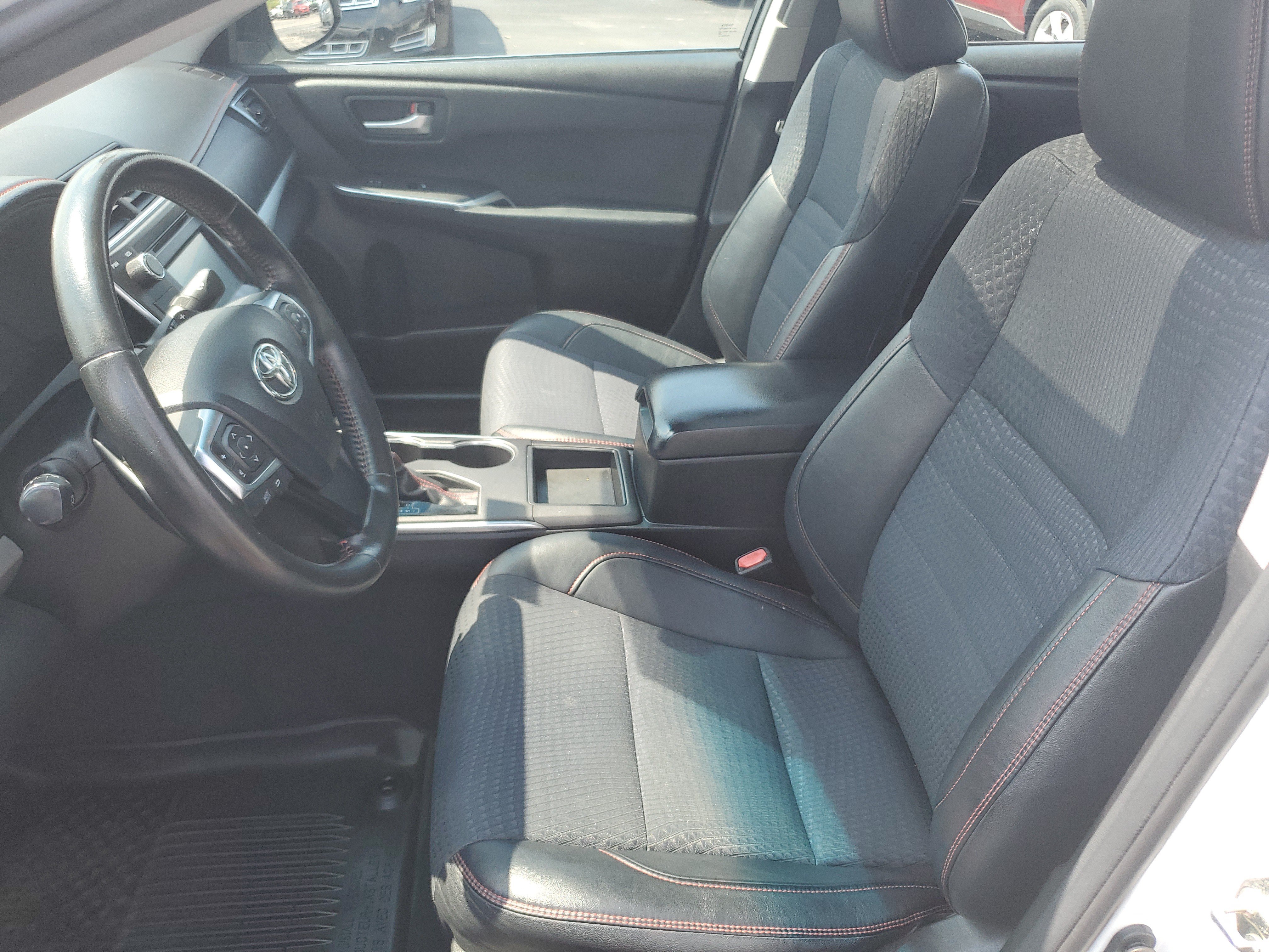 Used 2015 Toyota Camry SE w/ Moonroof Package FWD image 16