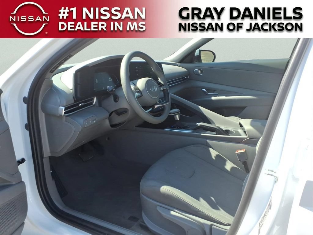 Used 2025 Hyundai Elantra SE FWD image 24