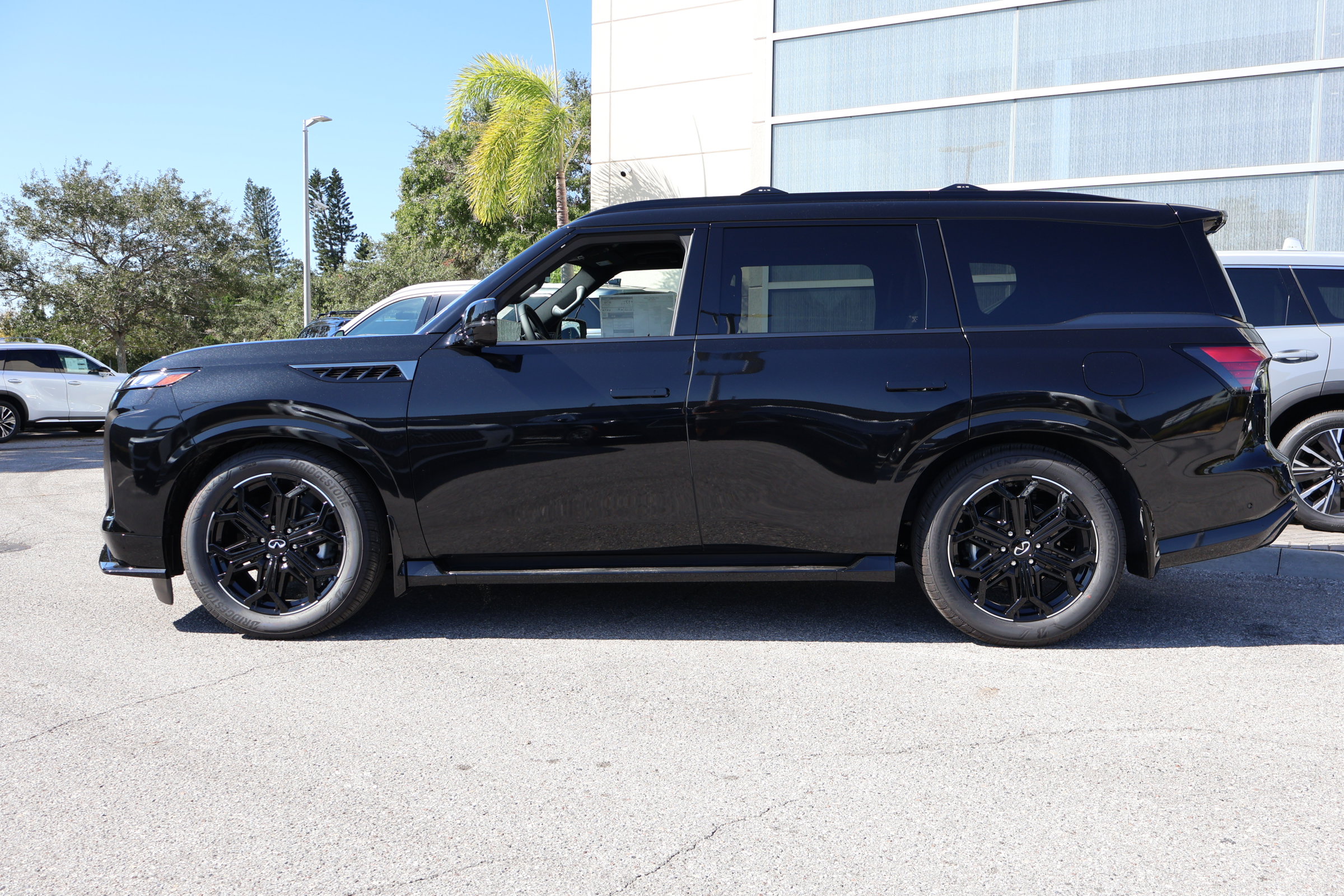 New 2026 INFINITI QX80 4WD image 2