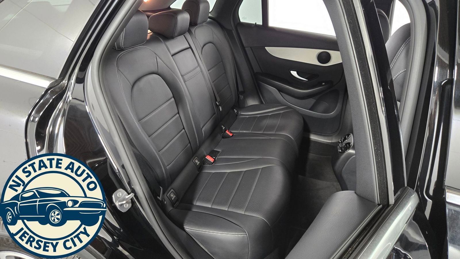 Used 2019 Mercedes-Benz GLC 300 4MATIC w/ Premium Package image 31