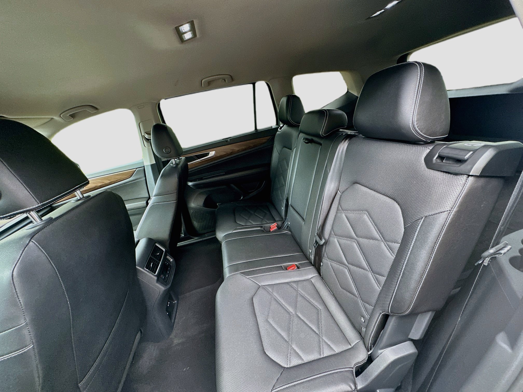 Used 2025 Volkswagen Atlas SE AWD/4WD image 25