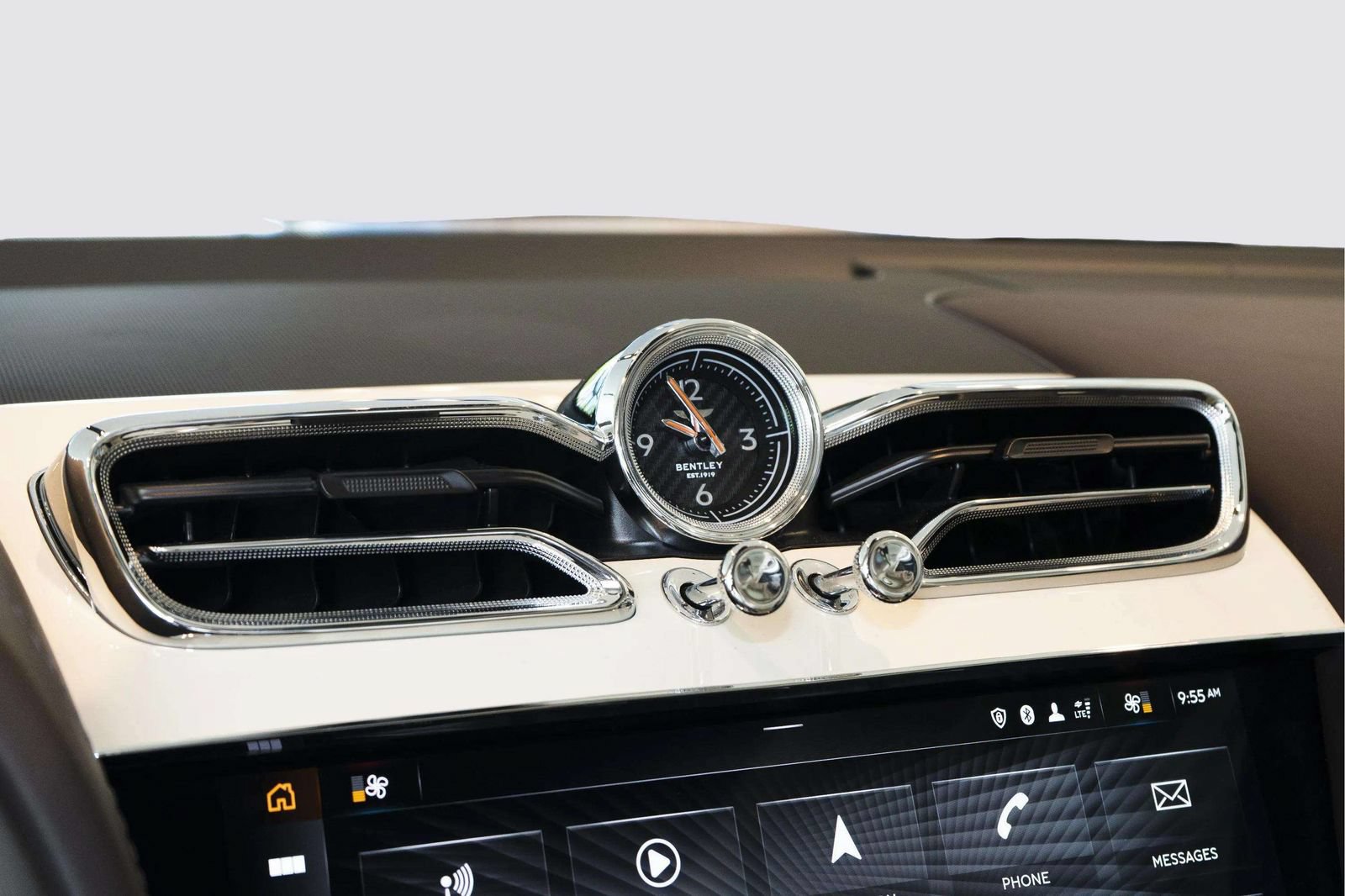 Used 2022 Bentley Bentayga AWD/4WD image 40