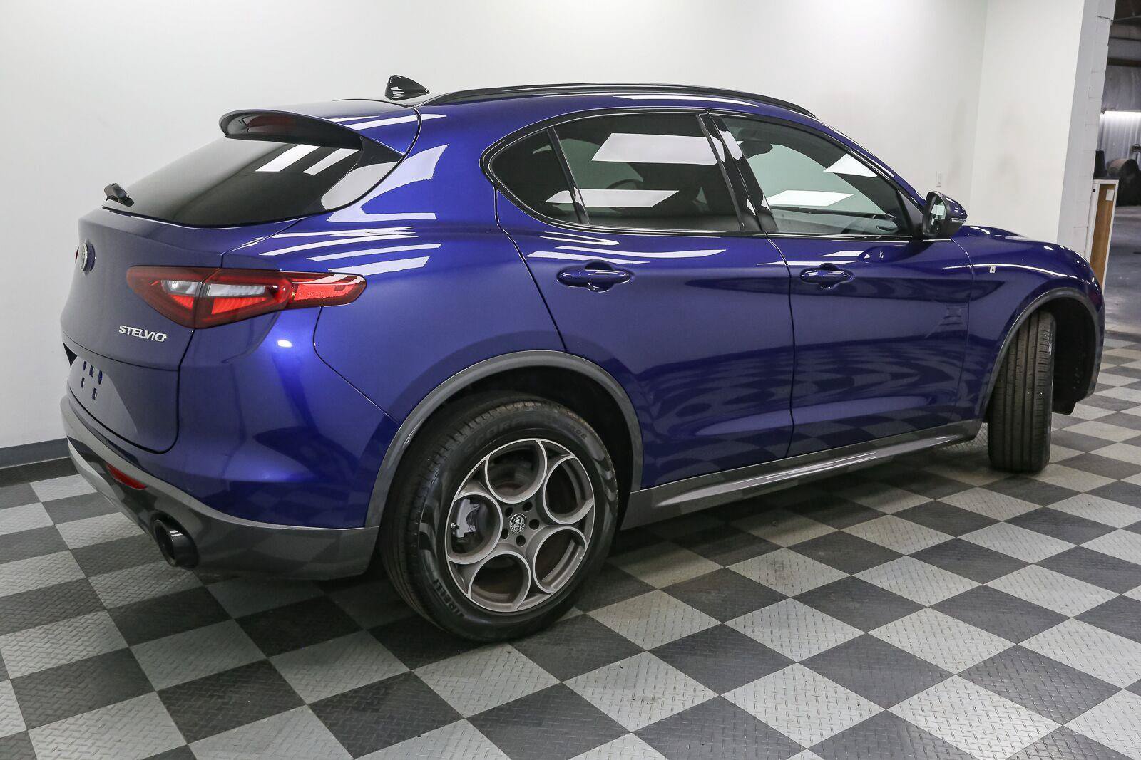 Used 2023 Alfa Romeo Stelvio Ti AWD/4WD image 9