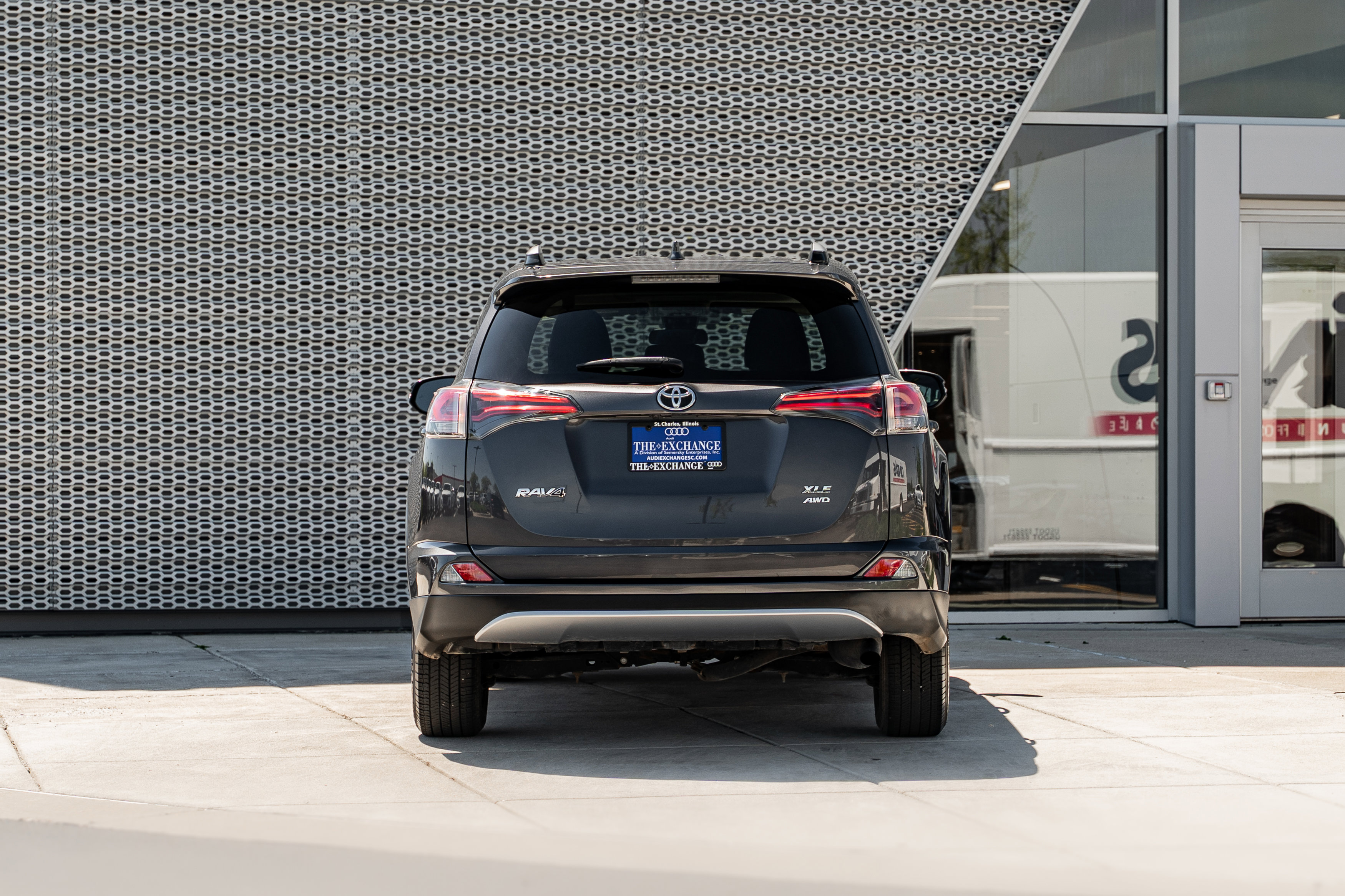 Used 2018 Toyota RAV4 XLE AWD/4WD image 25