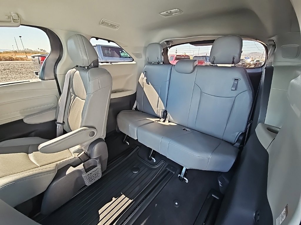 Used 2021 Toyota Sienna Limited image 16