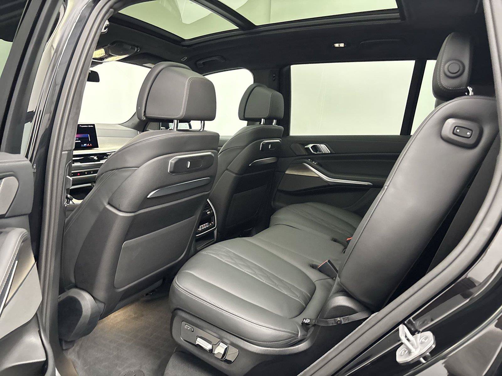 Used 2024 BMW X7 M60i AWD/4WD image 29