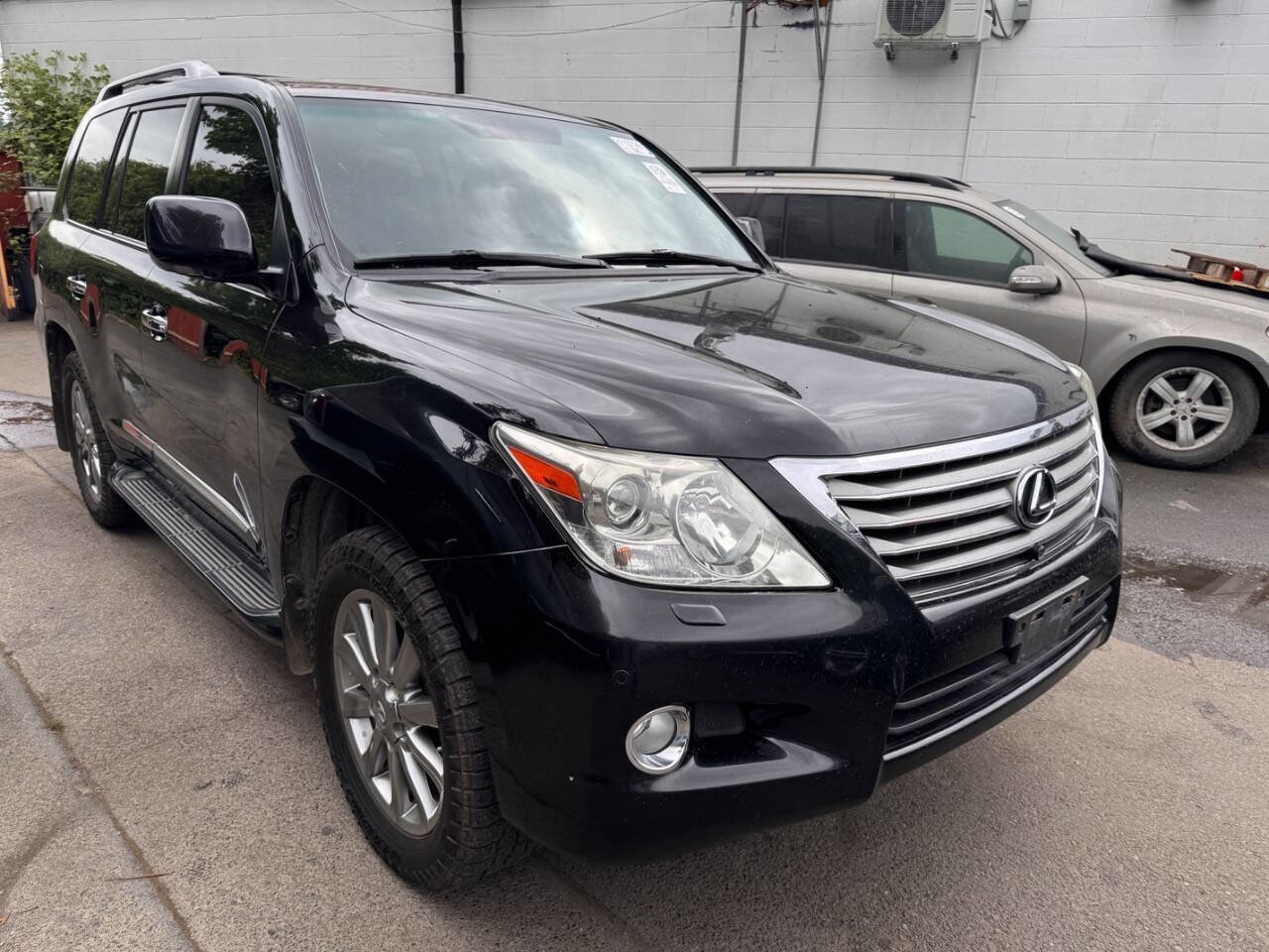 Used 2011 Lexus LX 570 4WD w/ Luxury Pkg image 4