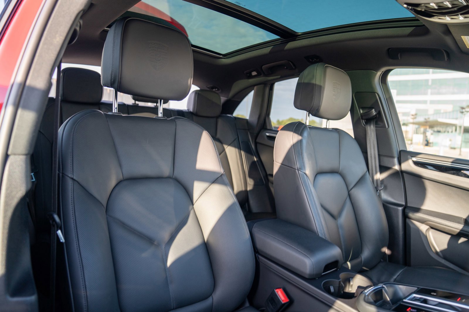 Certified 2022 Porsche Macan AWD/4WD image 27