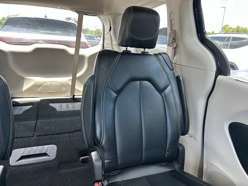 Used 2024 Chrysler Pacifica Touring-L FWD image 14