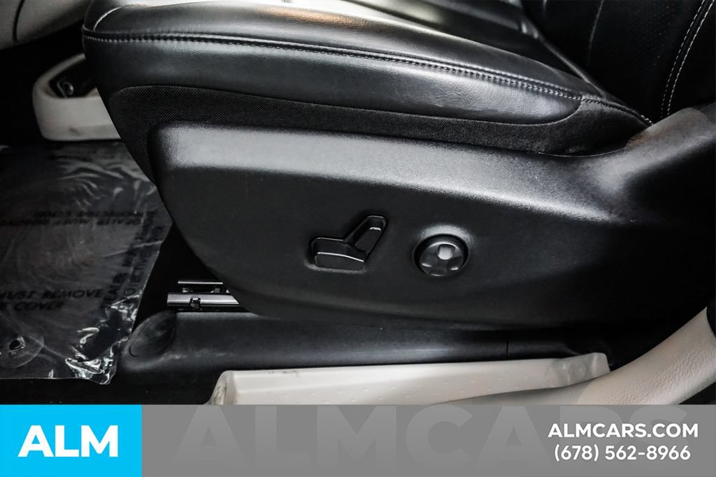 Used 2023 Chrysler Pacifica Touring-L FWD image 44