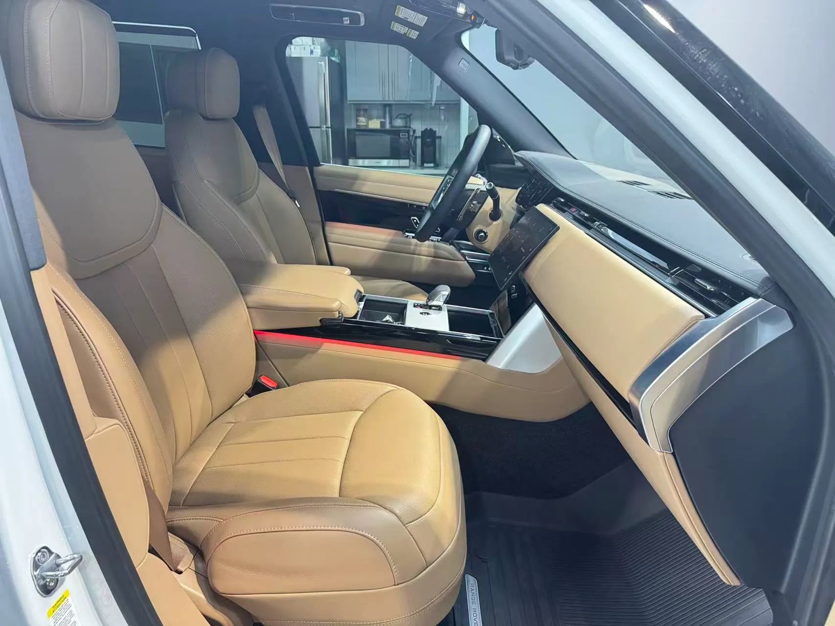 Used 2025 Land Rover Range Rover Long Wheelbase SE image 13